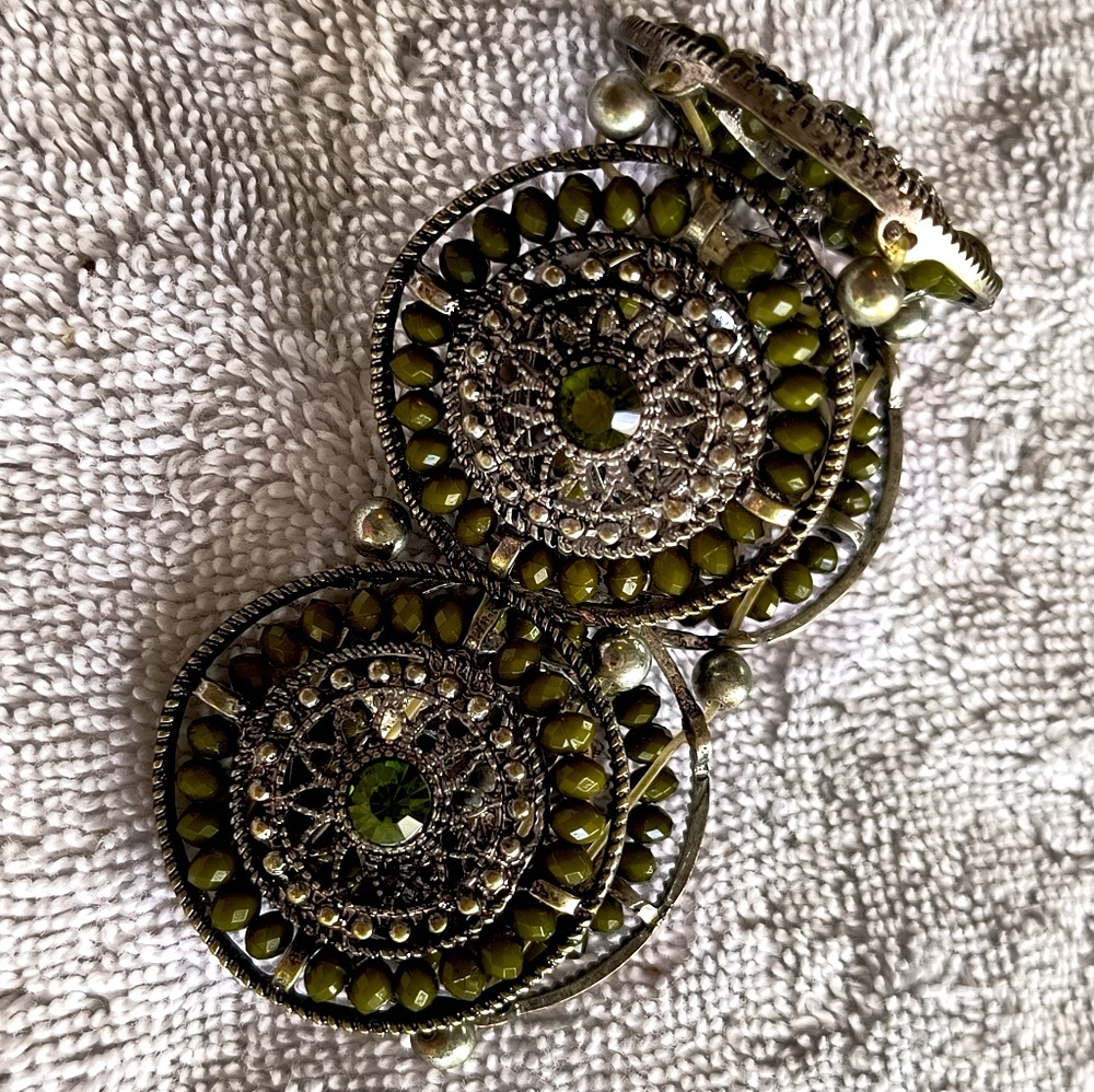 Silver and Green Beaded Filigree Stretch Bracelet - Picture 2 of 2